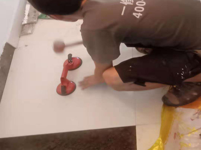 客廳瓷磚鋪貼:干鋪法和濕鋪法。主流的是干鋪法，因為干鋪法能有效避免瓷磚在鋪磚過程中造成氣泡、空鼓等現(xiàn)象（空鼓可能會導致瓷磚破裂），但是干鋪法技術(shù)含量較高，比較費工 1、混凝土墻面處理：用火堿水或其他洗滌劑將施工面清洗干凈，用1 ：1水泥砂漿甩成小拉毛，兩天后抹成1：3水泥砂漿底層。 2、磚墻面處理：將施工面清理干凈，然后用清水打濕墻面，抹1：3水泥砂漿底層。 3、舊建筑面處理：清理原施工面污垢，并將此面用手鑿處理成毛墻面。 4、瓷磚鋪貼前應充分浸水，以保證鋪貼牢固。