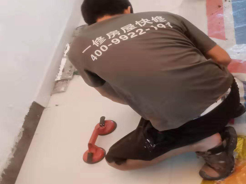 客廳瓷磚鋪貼:干鋪法和濕鋪法。主流的是干鋪法，因為干鋪法能有效避免瓷磚在鋪磚過程中造成氣泡、空鼓等現(xiàn)象（空鼓可能會導致瓷磚破裂），但是干鋪法技術(shù)含量較高，比較費工 1、混凝土墻面處理：用火堿水或其他洗滌劑將施工面清洗干凈，用1 ：1水泥砂漿甩成小拉毛，兩天后抹成1：3水泥砂漿底層。 2、磚墻面處理：將施工面清理干凈，然后用清水打濕墻面，抹1：3水泥砂漿底層。 3、舊建筑面處理：清理原施工面污垢，并將此面用手鑿處理成毛墻面。 4、瓷磚鋪貼前應充分浸水，以保證鋪貼牢固。