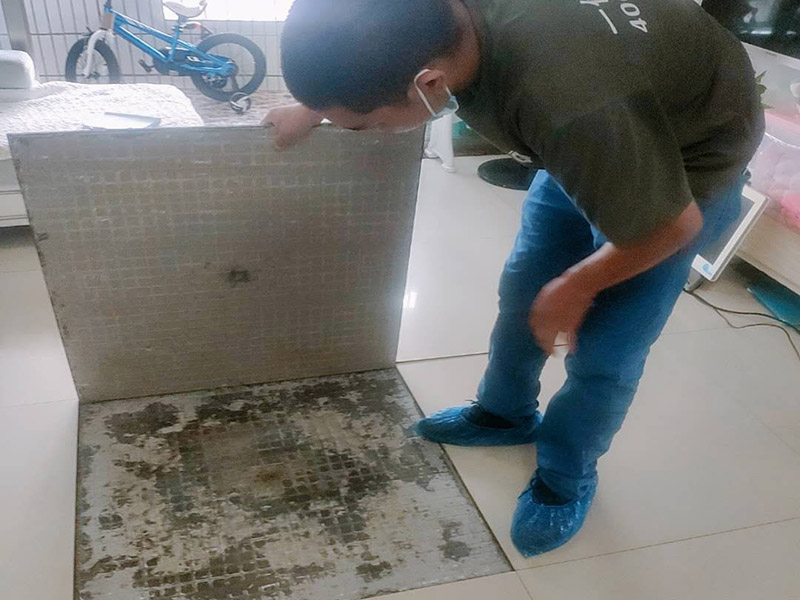 客廳瓷磚鋪貼:干鋪法和濕鋪法。主流的是干鋪法，因為干鋪法能有效避免瓷磚在鋪磚過程中造成氣泡、空鼓等現(xiàn)象（空鼓可能會導致瓷磚破裂），但是干鋪法技術(shù)含量較高，比較費工 1、混凝土墻面處理：用火堿水或其他洗滌劑將施工面清洗干凈，用1 ：1水泥砂漿甩成小拉毛，兩天后抹成1：3水泥砂漿底層。 2、磚墻面處理：將施工面清理干凈，然后用清水打濕墻面，抹1：3水泥砂漿底層。 3、舊建筑面處理：清理原施工面污垢，并將此面用手鑿處理成毛墻面。 4、瓷磚鋪貼前應充分浸水，以保證鋪貼牢固。