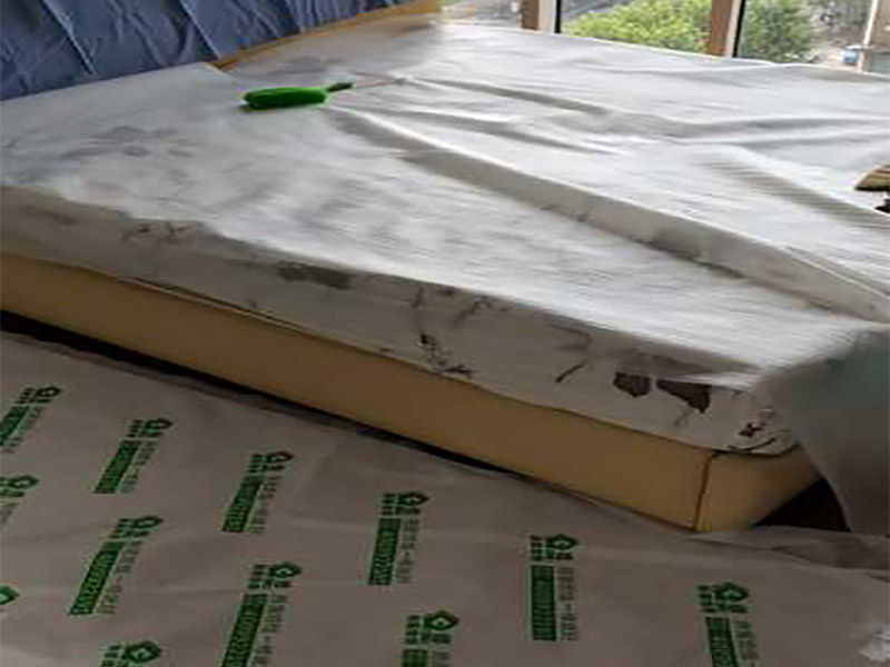 家具保護(hù)措施：1、做好入戶門保護(hù) 　　各類裝修物料的進(jìn)場(chǎng)、建筑裝修的清理都必須經(jīng)過入戶門。在對(duì)物品進(jìn)行搬運(yùn)時(shí)，難免會(huì)與入戶門發(fā)生磕碰及摩擦。因此，在進(jìn)行成品保護(hù)時(shí)，我們首先要做好入戶門的保護(hù)。 　　建議，在裝修開工前知道家具家電進(jìn)場(chǎng)，都應(yīng)當(dāng)使用成品保護(hù)膜將入戶門進(jìn)行包裹。 　　2、做好水電改造期間的成品保護(hù) 　　水電改造是基礎(chǔ)裝修，水電裝修的質(zhì)量好壞，直接決定著后期的施工和使用。因此，在進(jìn)行水電改造時(shí)，同樣需要做好成品保護(hù)工作。水電改造完成后，應(yīng)當(dāng)對(duì)各種管線進(jìn)行規(guī)范的固定，以防脫落;對(duì)裸露的線頭要進(jìn)行包裹，以防發(fā)生觸電的危險(xiǎn);做好地面裸線管的固定和保護(hù)，防止被踩壞。同時(shí)，在搬運(yùn)物料時(shí)，也不要破壞地面鋪設(shè)的管線。 　　3、做好瓷磚、地板的鋪貼保護(hù) 　　進(jìn)行裝修施工時(shí)，磁環(huán)邊鋪邊勾縫，在崗鋪設(shè)的瓷磚、地板上堆放雜物、走動(dòng)踩踏，地板沒有使用成品保護(hù)膜覆蓋等都會(huì)影響瓷磚及地板的鋪貼效果，使瓷磚出現(xiàn)施工質(zhì)量問題。