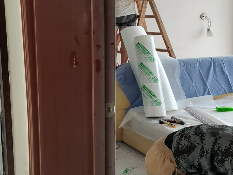 家具保護(hù)措施：1、做好入戶門保護(hù) 　　各類裝修物料的進(jìn)場(chǎng)、建筑裝修的清理都必須經(jīng)過入戶門。在對(duì)物品進(jìn)行搬運(yùn)時(shí)，難免會(huì)與入戶門發(fā)生磕碰及摩擦。因此，在進(jìn)行成品保護(hù)時(shí)，我們首先要做好入戶門的保護(hù)。 　　建議，在裝修開工前知道家具家電進(jìn)場(chǎng)，都應(yīng)當(dāng)使用成品保護(hù)膜將入戶門進(jìn)行包裹。 　　2、做好水電改造期間的成品保護(hù) 　　水電改造是基礎(chǔ)裝修，水電裝修的質(zhì)量好壞，直接決定著后期的施工和使用。因此，在進(jìn)行水電改造時(shí)，同樣需要做好成品保護(hù)工作。水電改造完成后，應(yīng)當(dāng)對(duì)各種管線進(jìn)行規(guī)范的固定，以防脫落;對(duì)裸露的線頭要進(jìn)行包裹，以防發(fā)生觸電的危險(xiǎn);做好地面裸線管的固定和保護(hù)，防止被踩壞。同時(shí)，在搬運(yùn)物料時(shí)，也不要破壞地面鋪設(shè)的管線。 　　3、做好瓷磚、地板的鋪貼保護(hù) 　　進(jìn)行裝修施工時(shí)，磁環(huán)邊鋪邊勾縫，在崗鋪設(shè)的瓷磚、地板上堆放雜物、走動(dòng)踩踏，地板沒有使用成品保護(hù)膜覆蓋等都會(huì)影響瓷磚及地板的鋪貼效果，使瓷磚出現(xiàn)施工質(zhì)量問題。