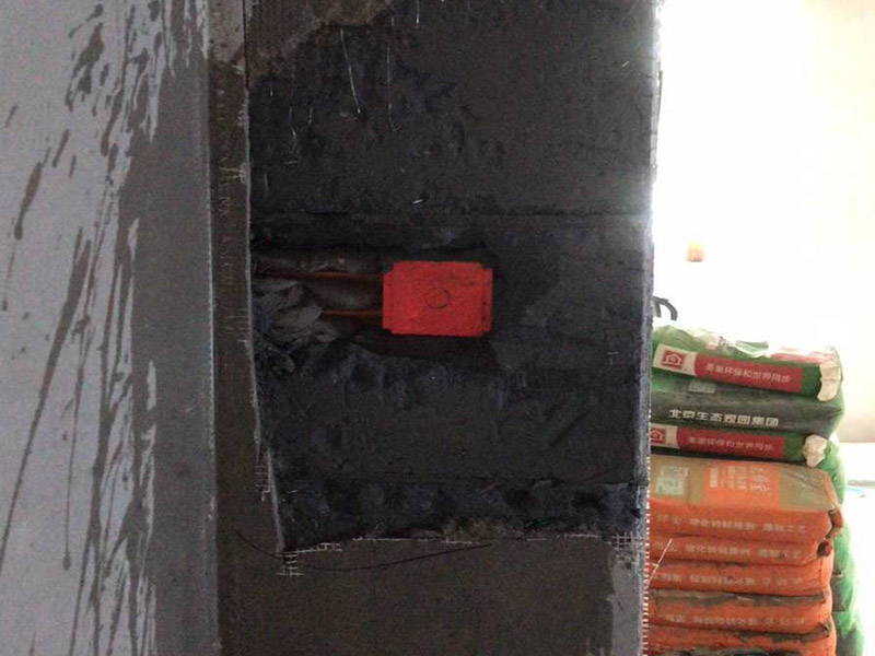 墻面空鼓修補(bǔ)：1、用切割機(jī)沿著空鼓的地方切割出空鼓范圍，刀口深度要掌握，并比實(shí)際空鼓范圍稍大，不能用鏨子鑿，那樣可能會(huì)造成空鼓范圍越來(lái)越大。 2、基層清理干凈，用水潤(rùn)濕，用1:3水泥砂漿分兩次修補(bǔ)，抹壓，然后批膩?zhàn)樱ζ?。如果是混凝土基層，修補(bǔ)前應(yīng)涂刷混凝土界面劑，否則還會(huì)空鼓。
