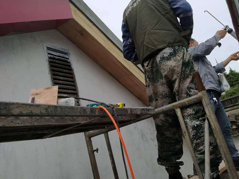 屋頂瓦房防水維修：其實(shí)首要的條是要找漏，主要是從屋頂?shù)母叱鐾吞幷衣ㄒ驗(yàn)樗滋幜鳎┦紫仁强次蓓斢袥]有裂紋，原有的防水層有沒有老化掉，屋頂原有的SBS防水卷材有沒有氣泡，有氣泡的話就證已經(jīng)進(jìn)入防水層的底部了，這樣就漏水了，還有屋頂上的天溝有沒有堵塞。  房屋漏水修補(bǔ)辦法,大都采用清理屋面、裂縫填平、裂縫密封、砂漿找平等維修方法。