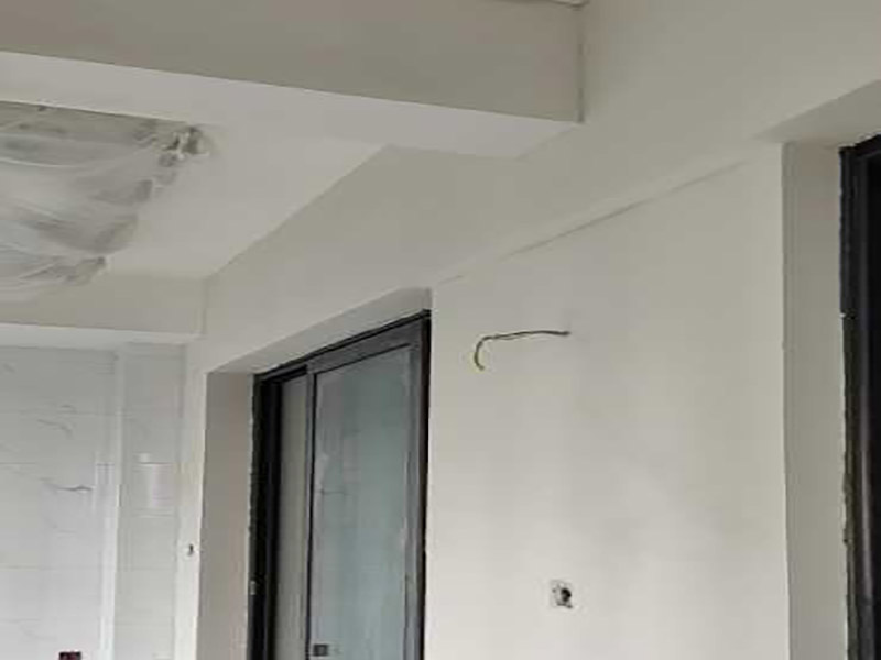 陽臺(tái)墻面刷漆:陽臺(tái)只涂漆的話，過不了多長時(shí)間墻面就會(huì)因?yàn)槌睗穸l(fā)霉甚至脫落。選擇用外墻漆來刷陽臺(tái)墻面，具有防曬的功能。專項(xiàng)專用，刷陽臺(tái)墻用專業(yè)的外墻漆，其重要的一項(xiàng)指標(biāo)是抗紫外線照射，即使長時(shí)間照射也不變色。陽臺(tái)的內(nèi)墻是要求有抗水性和自洗性的，漆膜要硬，平整，臟污一沖就掉。