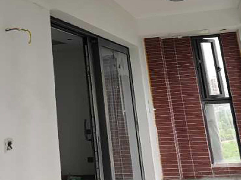 陽臺(tái)墻面刷漆:陽臺(tái)只涂漆的話，過不了多長時(shí)間墻面就會(huì)因?yàn)槌睗穸l(fā)霉甚至脫落。選擇用外墻漆來刷陽臺(tái)墻面，具有防曬的功能。專項(xiàng)專用，刷陽臺(tái)墻用專業(yè)的外墻漆，其重要的一項(xiàng)指標(biāo)是抗紫外線照射，即使長時(shí)間照射也不變色。陽臺(tái)的內(nèi)墻是要求有抗水性和自洗性的，漆膜要硬，平整，臟污一沖就掉。