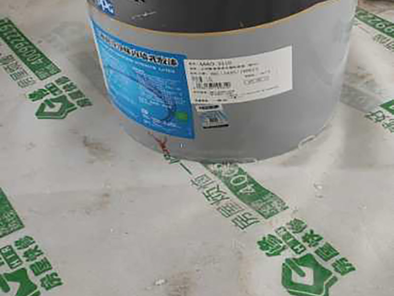 陽臺(tái)墻面刷漆:陽臺(tái)只涂漆的話，過不了多長時(shí)間墻面就會(huì)因?yàn)槌睗穸l(fā)霉甚至脫落。選擇用外墻漆來刷陽臺(tái)墻面，具有防曬的功能。專項(xiàng)專用，刷陽臺(tái)墻用專業(yè)的外墻漆，其重要的一項(xiàng)指標(biāo)是抗紫外線照射，即使長時(shí)間照射也不變色。陽臺(tái)的內(nèi)墻是要求有抗水性和自洗性的，漆膜要硬，平整，臟污一沖就掉。