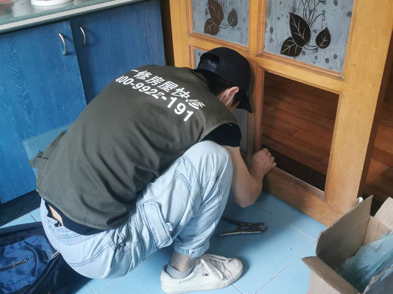 門窗玻璃更換：首先需要將炸裂的玻璃渣全都清理掉，那些卡在窗戶里的玻璃渣也要全都清干凈才行。而且需要將窗戶的尺寸全部量清楚，然后再去家具店量相應(yīng)的尺寸大小。 如果安裝玻璃的時候，發(fā)現(xiàn)尺寸錯了。還可以再去家具店重新量尺寸，千萬不能直接裝錯誤的尺寸。在安裝橡皮膠的之后，裝嵌玻璃，不能將它卡得太緊，在窗戶框架中應(yīng)該使用彈性比較好的橡皮膠。 如果已經(jīng)將玻璃全都安裝到框子里面之后，接下來需要仔細(xì)檢查自己安裝的是否牢固。而且需要安裝雙層的玻璃，因為現(xiàn)在的天氣里，單層的玻璃太容易炸裂了。