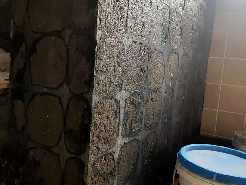 墻面瓷磚鋪貼：（1）基層處理：將塵土、雜物徹底清掃干凈，不得有空鼓、開裂及起砂等缺陷。 （2）彈線：施工前在墻體四周彈出標高控制線，在地面彈出十字線，以控制地磚分隔尺寸。 （3）鋪貼：鋪設選用1：3干硬性水泥砂漿，砂漿厚度25mm左右。鋪貼前將地磚背面濕潤，需正面干燥為宜。把地磚按照要求放在水泥砂漿上，用橡皮錘輕敲地磚飾面直至密實平整達到要求。 （4）勾縫：地磚鋪完后24h進行清理勾縫，勾縫前應先將地磚縫隙內(nèi)雜質(zhì)擦凈，用專用填縫劑勾縫。 （5）清理：施工過程中隨干隨清，完工后(一般宜在24h之后)再用棉紗等物對地磚表面進行清理。