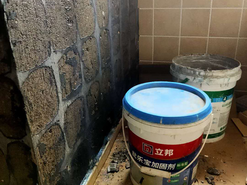 墻面瓷磚鋪貼：（1）基層處理：將塵土、雜物徹底清掃干凈，不得有空鼓、開裂及起砂等缺陷。 （2）彈線：施工前在墻體四周彈出標高控制線，在地面彈出十字線，以控制地磚分隔尺寸。 （3）鋪貼：鋪設選用1：3干硬性水泥砂漿，砂漿厚度25mm左右。鋪貼前將地磚背面濕潤，需正面干燥為宜。把地磚按照要求放在水泥砂漿上，用橡皮錘輕敲地磚飾面直至密實平整達到要求。 （4）勾縫：地磚鋪完后24h進行清理勾縫，勾縫前應先將地磚縫隙內(nèi)雜質(zhì)擦凈，用專用填縫劑勾縫。 （5）清理：施工過程中隨干隨清，完工后(一般宜在24h之后)再用棉紗等物對地磚表面進行清理。