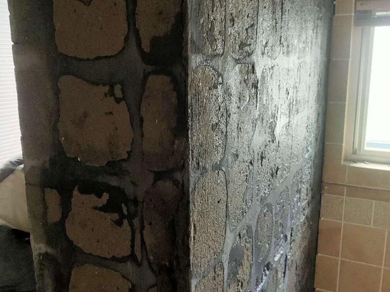 墻面瓷磚鋪貼：（1）基層處理：將塵土、雜物徹底清掃干凈，不得有空鼓、開裂及起砂等缺陷。 （2）彈線：施工前在墻體四周彈出標高控制線，在地面彈出十字線，以控制地磚分隔尺寸。 （3）鋪貼：鋪設選用1：3干硬性水泥砂漿，砂漿厚度25mm左右。鋪貼前將地磚背面濕潤，需正面干燥為宜。把地磚按照要求放在水泥砂漿上，用橡皮錘輕敲地磚飾面直至密實平整達到要求。 （4）勾縫：地磚鋪完后24h進行清理勾縫，勾縫前應先將地磚縫隙內(nèi)雜質(zhì)擦凈，用專用填縫劑勾縫。 （5）清理：施工過程中隨干隨清，完工后(一般宜在24h之后)再用棉紗等物對地磚表面進行清理。