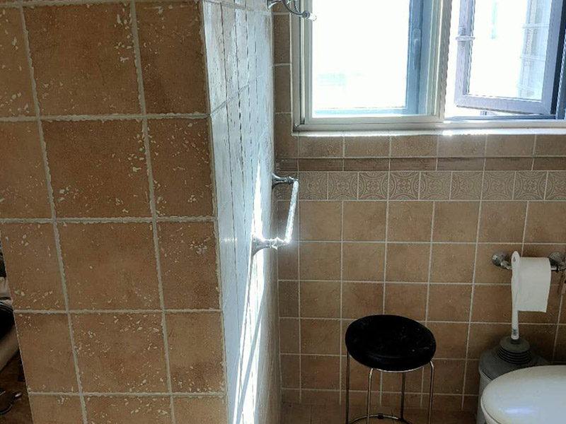 墻面瓷磚鋪貼：（1）基層處理：將塵土、雜物徹底清掃干凈，不得有空鼓、開裂及起砂等缺陷。 （2）彈線：施工前在墻體四周彈出標高控制線，在地面彈出十字線，以控制地磚分隔尺寸。 （3）鋪貼：鋪設選用1：3干硬性水泥砂漿，砂漿厚度25mm左右。鋪貼前將地磚背面濕潤，需正面干燥為宜。把地磚按照要求放在水泥砂漿上，用橡皮錘輕敲地磚飾面直至密實平整達到要求。 （4）勾縫：地磚鋪完后24h進行清理勾縫，勾縫前應先將地磚縫隙內(nèi)雜質(zhì)擦凈，用專用填縫劑勾縫。 （5）清理：施工過程中隨干隨清，完工后(一般宜在24h之后)再用棉紗等物對地磚表面進行清理。