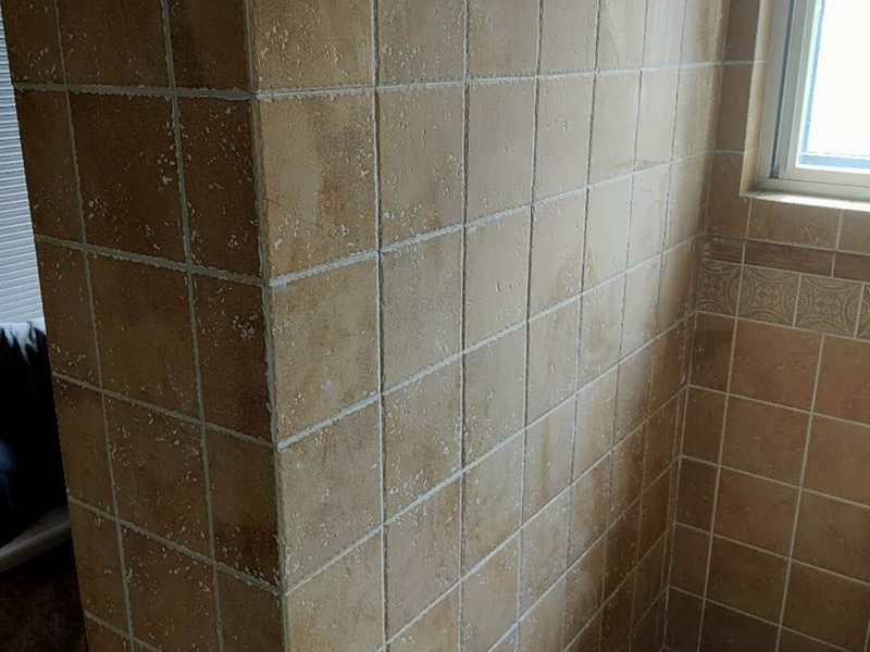 墻面瓷磚鋪貼：（1）基層處理：將塵土、雜物徹底清掃干凈，不得有空鼓、開裂及起砂等缺陷。 （2）彈線：施工前在墻體四周彈出標高控制線，在地面彈出十字線，以控制地磚分隔尺寸。 （3）鋪貼：鋪設選用1：3干硬性水泥砂漿，砂漿厚度25mm左右。鋪貼前將地磚背面濕潤，需正面干燥為宜。把地磚按照要求放在水泥砂漿上，用橡皮錘輕敲地磚飾面直至密實平整達到要求。 （4）勾縫：地磚鋪完后24h進行清理勾縫，勾縫前應先將地磚縫隙內(nèi)雜質(zhì)擦凈，用專用填縫劑勾縫。 （5）清理：施工過程中隨干隨清，完工后(一般宜在24h之后)再用棉紗等物對地磚表面進行清理。