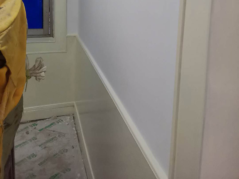 墻裙墻面翻新安裝:1．選擇墻裙，要根據(jù)市面積確定產(chǎn)品的種類和造型，如果房子面積有限，要盡量選取簡單型的墻裙，造型也要簡單些，以節(jié)省空間為主，更加注重空間的運(yùn)用，這樣才不會顯得擁擠。 2．裝修好了再裝墻裙，往往不能統(tǒng)一風(fēng)格，所以裝什么風(fēng)格的墻裙，在裝修前就應(yīng)該確定下來。尤其重要的是，墻裙一定要符合裝修的整體風(fēng)格，如果是中式風(fēng)格的裝修，選擇方格式式就會顯得格格不入，同樣，歐式的居室，裝進(jìn)去一墻面的中式墻裙也會很怪異。 3.往墻面上固定，無需打底，我們有配套的底座，用釘槍把底座打到墻上，然后拿我們的板材往底座上扣合就行了。也解決了拐角、收邊、難的問題，我們都是有相應(yīng)的型材。