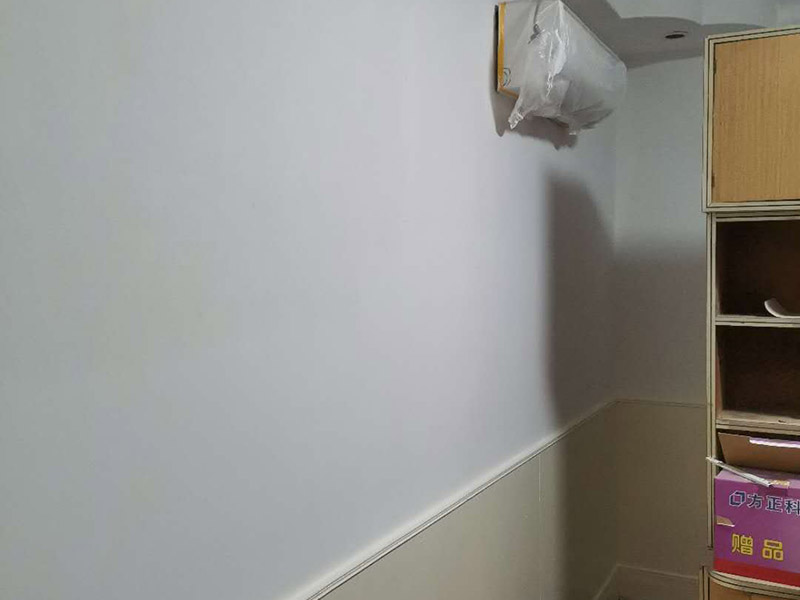 墻裙墻面翻新安裝:1．選擇墻裙，要根據(jù)市面積確定產(chǎn)品的種類和造型，如果房子面積有限，要盡量選取簡單型的墻裙，造型也要簡單些，以節(jié)省空間為主，更加注重空間的運(yùn)用，這樣才不會顯得擁擠。 2．裝修好了再裝墻裙，往往不能統(tǒng)一風(fēng)格，所以裝什么風(fēng)格的墻裙，在裝修前就應(yīng)該確定下來。尤其重要的是，墻裙一定要符合裝修的整體風(fēng)格，如果是中式風(fēng)格的裝修，選擇方格式式就會顯得格格不入，同樣，歐式的居室，裝進(jìn)去一墻面的中式墻裙也會很怪異。 3.往墻面上固定，無需打底，我們有配套的底座，用釘槍把底座打到墻上，然后拿我們的板材往底座上扣合就行了。也解決了拐角、收邊、難的問題，我們都是有相應(yīng)的型材。