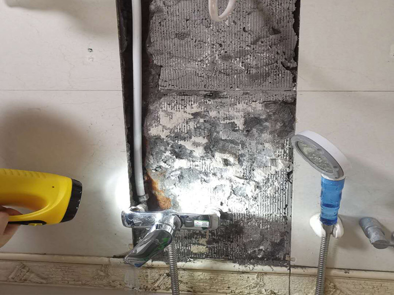 熱水器水管漏水維修：水管漏水修補(bǔ)要先找到漏水點(diǎn)，然后針對性修補(bǔ)，水管裂縫小可以直接將在漏水處涂抹上玻璃膠，但是要先關(guān)閉水閘、保持滲漏處干燥才能施工，玻璃膠干了之后才可以打開水閘，若是破損大，可將其切掉，用一節(jié)新水管和兩個接頭來修補(bǔ)，并在接頭處涂抹膠水密封。