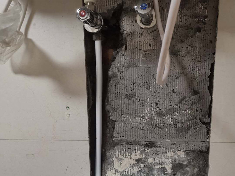 熱水器水管漏水維修：水管漏水修補(bǔ)要先找到漏水點(diǎn)，然后針對性修補(bǔ)，水管裂縫小可以直接將在漏水處涂抹上玻璃膠，但是要先關(guān)閉水閘、保持滲漏處干燥才能施工，玻璃膠干了之后才可以打開水閘，若是破損大，可將其切掉，用一節(jié)新水管和兩個接頭來修補(bǔ)，并在接頭處涂抹膠水密封。