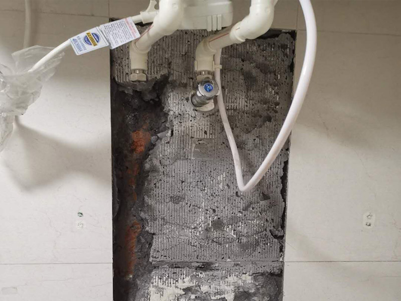 熱水器水管漏水維修：水管漏水修補(bǔ)要先找到漏水點(diǎn)，然后針對性修補(bǔ)，水管裂縫小可以直接將在漏水處涂抹上玻璃膠，但是要先關(guān)閉水閘、保持滲漏處干燥才能施工，玻璃膠干了之后才可以打開水閘，若是破損大，可將其切掉，用一節(jié)新水管和兩個接頭來修補(bǔ)，并在接頭處涂抹膠水密封。