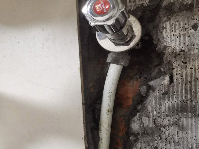 熱水器水管漏水維修：水管漏水修補(bǔ)要先找到漏水點(diǎn)，然后針對性修補(bǔ)，水管裂縫小可以直接將在漏水處涂抹上玻璃膠，但是要先關(guān)閉水閘、保持滲漏處干燥才能施工，玻璃膠干了之后才可以打開水閘，若是破損大，可將其切掉，用一節(jié)新水管和兩個接頭來修補(bǔ)，并在接頭處涂抹膠水密封。