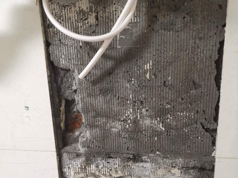 熱水器水管漏水維修：水管漏水修補(bǔ)要先找到漏水點(diǎn)，然后針對性修補(bǔ)，水管裂縫小可以直接將在漏水處涂抹上玻璃膠，但是要先關(guān)閉水閘、保持滲漏處干燥才能施工，玻璃膠干了之后才可以打開水閘，若是破損大，可將其切掉，用一節(jié)新水管和兩個接頭來修補(bǔ)，并在接頭處涂抹膠水密封。