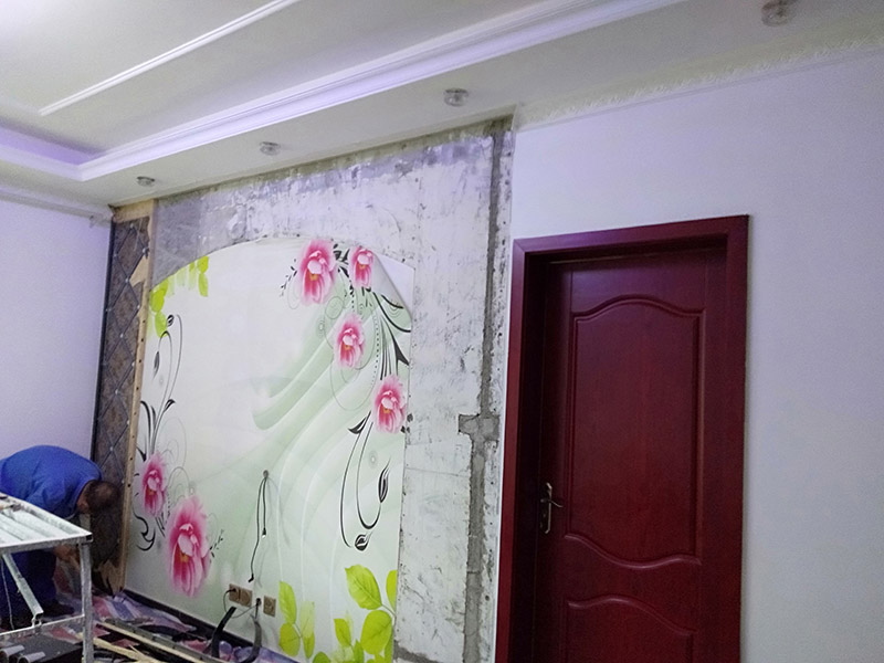 客廳背景墻翻新：電視背景墻五花八門，在選擇的時(shí)候一定要看看家里原本的裝修色調(diào)是怎樣的，一定要做好色調(diào)的搭配，這樣才不會(huì)太突兀，不能一味的追求電視背景墻單獨(dú)的美感，與整間房間色調(diào)和諧才能看著更順眼。 裝修的時(shí)候一定要找專業(yè)的人員裝修，哪怕只是周圍的一圈茶色的玻璃，如果玻璃膠打不好的話，也是很難看的，而且還有可能過一段時(shí)間脫落，所以還是一次性到位的好。