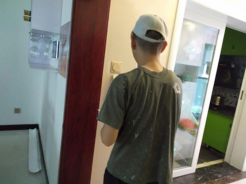 客廳背景墻翻新：電視背景墻五花八門，在選擇的時(shí)候一定要看看家里原本的裝修色調(diào)是怎樣的，一定要做好色調(diào)的搭配，這樣才不會(huì)太突兀，不能一味的追求電視背景墻單獨(dú)的美感，與整間房間色調(diào)和諧才能看著更順眼。 裝修的時(shí)候一定要找專業(yè)的人員裝修，哪怕只是周圍的一圈茶色的玻璃，如果玻璃膠打不好的話，也是很難看的，而且還有可能過一段時(shí)間脫落，所以還是一次性到位的好。