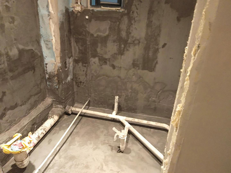 衛(wèi)生間墻地面抹灰：在進行防水處理之前，一定先找平地du面，如果地面不平對防水的效果可能會有影響，也可能造成因防水涂料薄厚不均而導(dǎo)致的開裂滲漏。地漏，墻角，管跟等接縫處要使用高彈性的柔性防水涂刷，因為衛(wèi)生間的墻與地面之間的接縫處會移位最容易滲水。 墻面處理上要做大約30cm高的防水涂料，以防積水滲透墻面返潮，如果衛(wèi)生間有淋浴房應(yīng)將防水做180cm，如果有浴缸，與浴缸相鄰的墻面防水高度應(yīng)比浴缸高處30cm.防水層做好后要留余一定的時間，讓防水層與建筑更好的融為一體，然后在防水層上做保護層再鋪地磚，施工過程中，可千萬馬虎不得，要盡量的保護防水層。