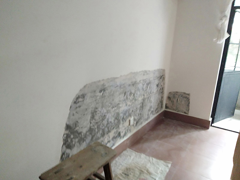 墻面局部鏟除防水：1、清理墻面：以鏟刀清除墻面已松動的膩子層。用鏟刀無法清除的膩子層，可以用小錘子輕輕敲擊，如果沒有空鼓的聲音，并且敲后仍不松動的地方可以保留原有的基層。 2、清洗墻面：用清潔水或洗滌靈將表面的浮塵、油污進行徹底清洗干凈，然后用高壓水槍進行徹底沖洗，清除已粉化的涂層。 3、修補墻面： （1）基層起皮的處理方法：鋼絲刷刷掉起皮的涂料面層，刷界面劑，重新進行涂料施工。 （2）基層裂縫的處理方法：開V型槽，掛抗堿玻纖網(wǎng)格布，水泥砂漿抹面，批刮柔性膩子，進行涂料施工。 （3）基層空鼓的處理方法：云石機切出空鼓的墻面，薄而多遍的水泥砂漿抹面，達到原有墻面的高度，刷界面劑，然后進行涂料施工。