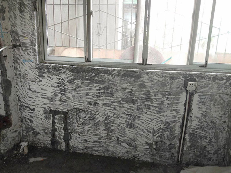 陽臺墻面基層鏟除：用鏟刮墻，很難鏟掉的應該是水泥墻面很容易鏟掉的就是大加膠水的&ldquo;大白膩子&rdquo;，由于其易受潮粉化并含有甲醛的工程膠水，需要鏟除。  封固層處理。 首先，清除空鼓，用水浸濕墻面層，鏟掉墻皮。第二，墻面輥刷界面劑清理浮灰，提高附著力。最后，用找平修補砂漿修補空鼓、線槽、孔洞，嵌縫石膏進行溝縫處理。  厚找平層處理。 平整度好的毛坯墻(毛坯房交房規(guī)范平整度在?3毫米)就不需要用找平修補砂漿進行厚找平了，直接用耐水膩子或功能型生態(tài)膩子進行精找平就可以。 精找平層處理。 厚找平層處理完后，就可以批刮耐水膩子或其他功能型生態(tài)膩子進行精找平了，需根據(jù)膩子的施工說明要求進行施工，特別要注意充分均勻攪拌、批刮厚度。