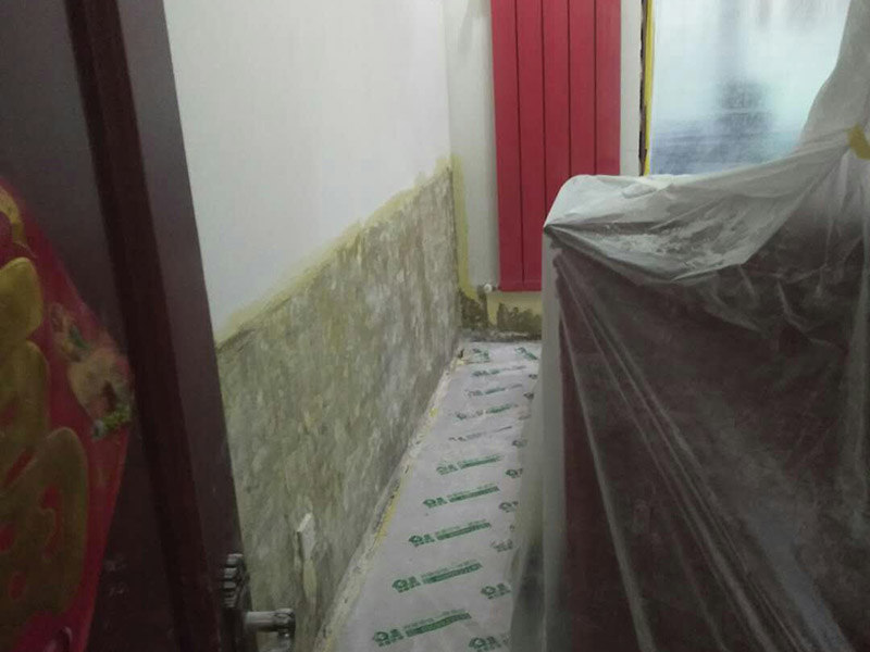 墻裙基層鏟除翻新：白墻或者裸墻局部起鼓或者輕微龜裂剝落的話，可以把出現(xiàn)問題的地方鏟除，并將鏟除部分的邊緣磨平滑后，重新刮一次膩子，上底漆，再刷再涂，不過可能會跟原來的墻面有一點色差。 全面施工等于重新裝修一樣，工程量是最大的，適用于存在多處開裂、掉皮、起粉現(xiàn)象的墻面。首先墻面要全部鏟除至水泥層，若是一些居住年代(如80年代以前)較久未裝修的房子，更是需要鏟除到磚墻體表面，然后全面施工翻新墻面：平整墻面&mdash;&mdash;固化基層&mdash;&mdash;刷界面劑&mdash;&mdash;批刮三遍耐水膩子&mdash;&mdash;墻面打磨&mdash;&mdash;上一遍底漆&mdash;&mdash;上兩次效果面漆。