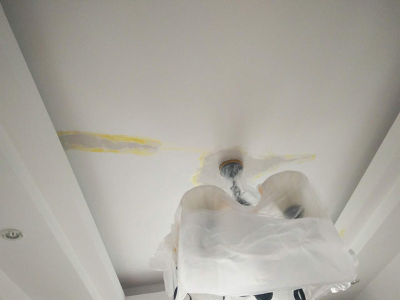 頂面空鼓維修：1、對(duì)空鼓區(qū)域進(jìn)行基本的處理，然后采用隔離劑對(duì)空鼓區(qū)域進(jìn)行基本的處理，清理干凈殘留物品，然后抹上一層膠膜。 2、進(jìn)行維修的時(shí)候一定要保持空鼓區(qū)域的濕潤(rùn)性，提前一天進(jìn)行處理，然后在開始之前要進(jìn)行灑水處理。 3、為了保險(xiǎn)起見，我們需要進(jìn)行封層抹灰的清理方面，第一次抹灰的時(shí)候，一定要抹實(shí)，以薄為主要，帶底灰完成之后，等一會(huì)就可以進(jìn)行二次抹灰了，第二次抹灰以厚度為主要，同時(shí)要注意平整性處理，處理完之后等待七八成晾干的情況下，就可以進(jìn)行最后一步工作了，進(jìn)行最后的抹灰處理，一般整體厚度不超過15mm就行了。