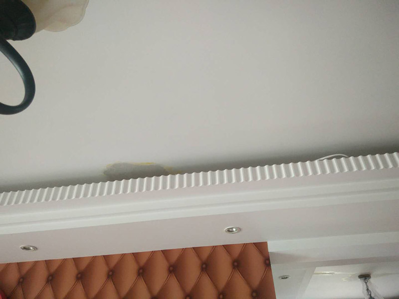 頂面空鼓維修：1、對(duì)空鼓區(qū)域進(jìn)行基本的處理，然后采用隔離劑對(duì)空鼓區(qū)域進(jìn)行基本的處理，清理干凈殘留物品，然后抹上一層膠膜。 2、進(jìn)行維修的時(shí)候一定要保持空鼓區(qū)域的濕潤(rùn)性，提前一天進(jìn)行處理，然后在開始之前要進(jìn)行灑水處理。 3、為了保險(xiǎn)起見，我們需要進(jìn)行封層抹灰的清理方面，第一次抹灰的時(shí)候，一定要抹實(shí)，以薄為主要，帶底灰完成之后，等一會(huì)就可以進(jìn)行二次抹灰了，第二次抹灰以厚度為主要，同時(shí)要注意平整性處理，處理完之后等待七八成晾干的情況下，就可以進(jìn)行最后一步工作了，進(jìn)行最后的抹灰處理，一般整體厚度不超過15mm就行了。