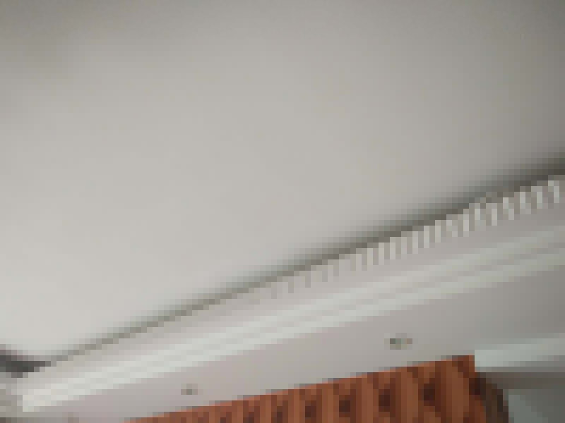 頂面空鼓維修：1、對(duì)空鼓區(qū)域進(jìn)行基本的處理，然后采用隔離劑對(duì)空鼓區(qū)域進(jìn)行基本的處理，清理干凈殘留物品，然后抹上一層膠膜。 2、進(jìn)行維修的時(shí)候一定要保持空鼓區(qū)域的濕潤(rùn)性，提前一天進(jìn)行處理，然后在開始之前要進(jìn)行灑水處理。 3、為了保險(xiǎn)起見，我們需要進(jìn)行封層抹灰的清理方面，第一次抹灰的時(shí)候，一定要抹實(shí)，以薄為主要，帶底灰完成之后，等一會(huì)就可以進(jìn)行二次抹灰了，第二次抹灰以厚度為主要，同時(shí)要注意平整性處理，處理完之后等待七八成晾干的情況下，就可以進(jìn)行最后一步工作了，進(jìn)行最后的抹灰處理，一般整體厚度不超過15mm就行了。