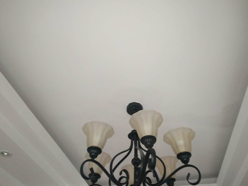 頂面空鼓維修：1、對(duì)空鼓區(qū)域進(jìn)行基本的處理，然后采用隔離劑對(duì)空鼓區(qū)域進(jìn)行基本的處理，清理干凈殘留物品，然后抹上一層膠膜。 2、進(jìn)行維修的時(shí)候一定要保持空鼓區(qū)域的濕潤(rùn)性，提前一天進(jìn)行處理，然后在開始之前要進(jìn)行灑水處理。 3、為了保險(xiǎn)起見，我們需要進(jìn)行封層抹灰的清理方面，第一次抹灰的時(shí)候，一定要抹實(shí)，以薄為主要，帶底灰完成之后，等一會(huì)就可以進(jìn)行二次抹灰了，第二次抹灰以厚度為主要，同時(shí)要注意平整性處理，處理完之后等待七八成晾干的情況下，就可以進(jìn)行最后一步工作了，進(jìn)行最后的抹灰處理，一般整體厚度不超過15mm就行了。