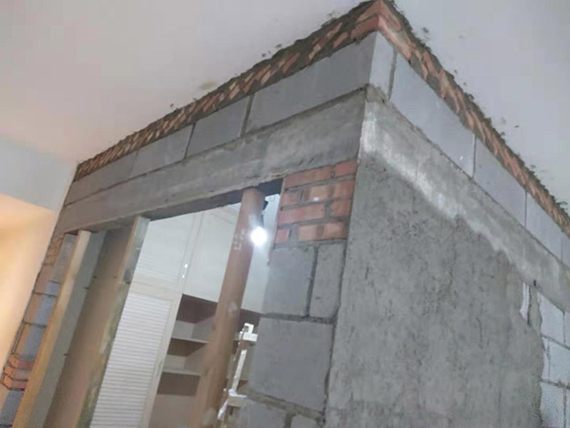 客廳隔斷砌墻施工:首先應(yīng)準(zhǔn)備好水泥沙、鋼筋及輕質(zhì)磚等所需材料，并根據(jù)室內(nèi)設(shè)計(jì)情況確定砌墻的位置，攪將水泥砂漿攪拌均勻后即可開始砌墻。砌墻時(shí)按照?qǐng)D紙進(jìn)行，新舊墻體連接處需將鋼筋打入舊墻體，深度要夠深。墻體砌好之后，需在水泥批蕩之前做好掛網(wǎng)處理。