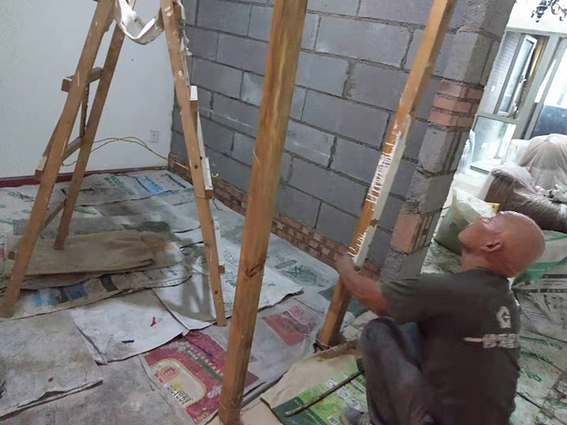 客廳隔斷砌墻施工:首先應(yīng)準(zhǔn)備好水泥沙、鋼筋及輕質(zhì)磚等所需材料，并根據(jù)室內(nèi)設(shè)計(jì)情況確定砌墻的位置，攪將水泥砂漿攪拌均勻后即可開始砌墻。砌墻時(shí)按照?qǐng)D紙進(jìn)行，新舊墻體連接處需將鋼筋打入舊墻體，深度要夠深。墻體砌好之后，需在水泥批蕩之前做好掛網(wǎng)處理。