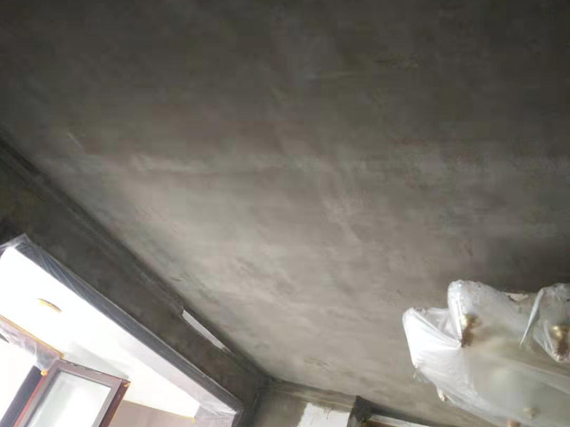 全屋墻面翻新及保護(hù)方案：舊墻面翻新基層處理從專業(yè)角度看，翻新流程應(yīng)有下列幾個環(huán)節(jié)組成：了解工程概況→工程視查→測試病變→提出建議→施工方案→準(zhǔn)備工作→施工過程→驗收 舊墻面翻新基層處理從專業(yè)角度看,翻新流程應(yīng)有下列幾個環(huán)節(jié)組成:了解工程概況→工程視查→測試病變→提出建議→施工方案→準(zhǔn)備工作→施工過程→驗收 瓷磚、地板施工時，經(jīng)常有些會忽略了成品保護(hù)這步，直接在港普的瓷磚、地板上堆放東西。，甚至直接就在上面走動了。其實，在沒有使用覆蓋膜之前，這些都是錯誤的，會對鋪貼效果產(chǎn)生很大影響。正確的做法是，在瓷磚干固以前，禁止在上面走動或堆放東西；還要覆蓋專門的保護(hù)膜，以免裝修的沙子磨傷地面，或者有色涂料沾上地板，還有造成瓷磚高低不平等。