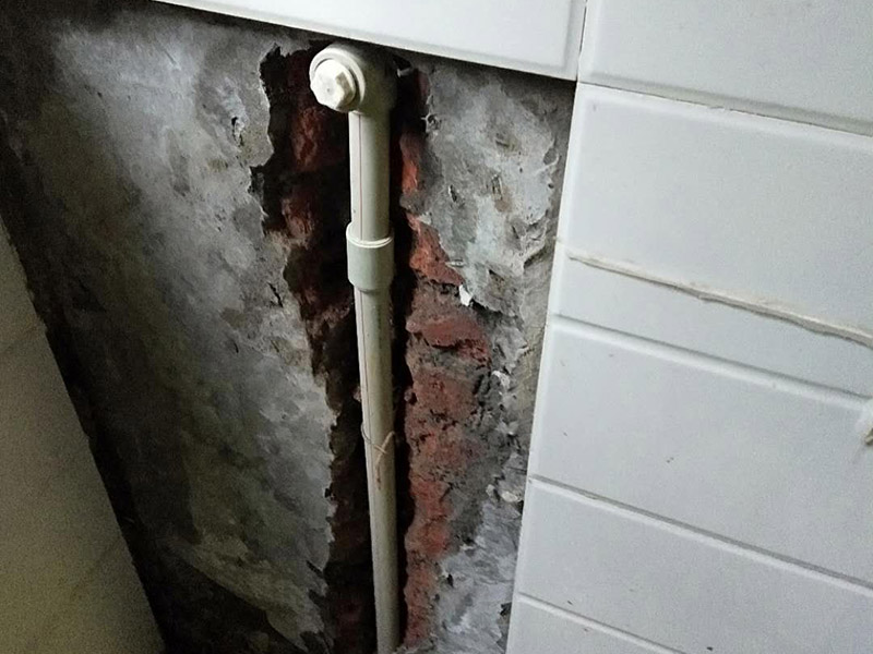 水管漏水維修：水管漏水修補要先找到漏水點，然后針對性修補，水管裂縫小可以直接將在漏水處涂抹上玻璃膠，但是要先關閉水閘、保持滲漏處干燥才能施工，玻璃膠干了之后才可以打開水閘，若是破損大，可將其切掉，用一節(jié)新水管和兩個接頭來修補，并在接頭處涂抹膠水密封。