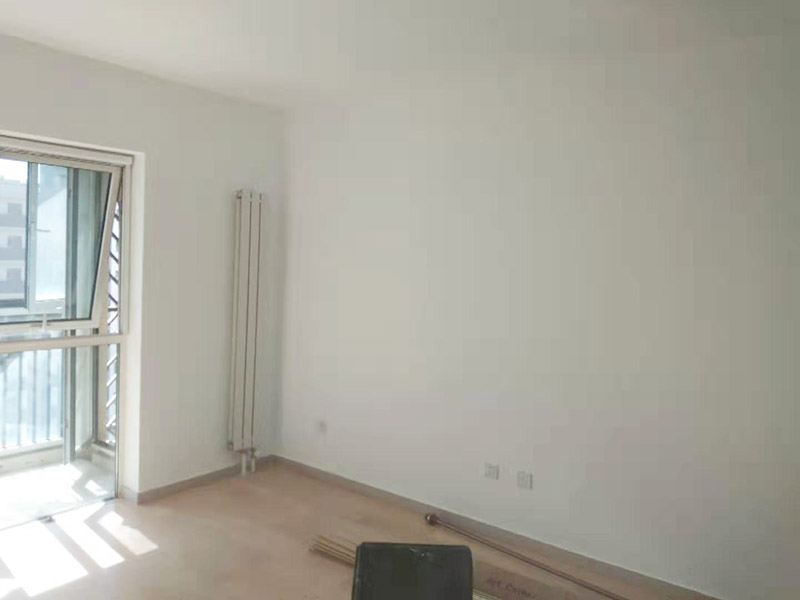 全屋刮大白裝修：刮大白就是在水泥毛糙面上 ，用建筑用的大白粉將墻面刮平刷白，具體步驟首先要基層處理把原有的大白戧掉，查看墻面上有沒(méi)有縫隙，釘子凹槽，銹點(diǎn)。 有縫隙的要填滿石膏，刷墻固墻鏈，之后在房屋頂棚都要滿刮石膏，然后在刮大白，刮大白比較重要，至少要全面的刮兩遍。干后在用打磨砂紙把小包和刮板印道子等磨掉，最后一步就是刷或者噴乳膠漆。