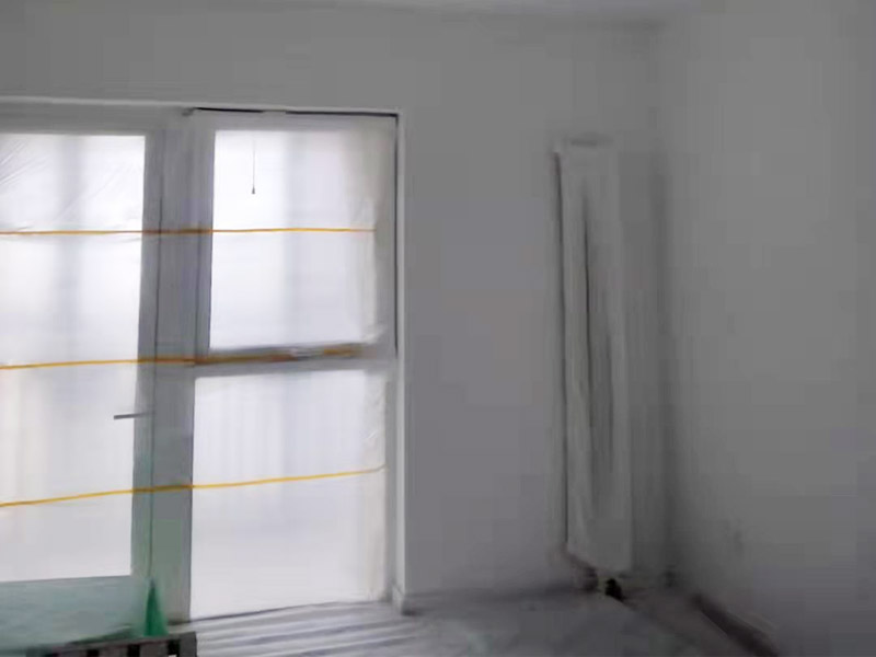 全屋刮大白裝修：刮大白就是在水泥毛糙面上 ，用建筑用的大白粉將墻面刮平刷白，具體步驟首先要基層處理把原有的大白戧掉，查看墻面上有沒(méi)有縫隙，釘子凹槽，銹點(diǎn)。 有縫隙的要填滿石膏，刷墻固墻鏈，之后在房屋頂棚都要滿刮石膏，然后在刮大白，刮大白比較重要，至少要全面的刮兩遍。干后在用打磨砂紙把小包和刮板印道子等磨掉，最后一步就是刷或者噴乳膠漆。