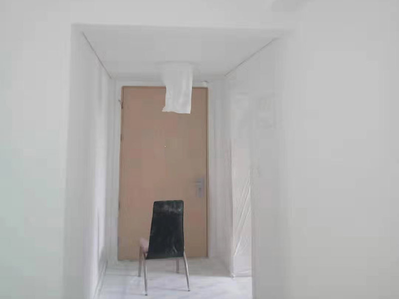 全屋刮大白裝修：刮大白就是在水泥毛糙面上 ，用建筑用的大白粉將墻面刮平刷白，具體步驟首先要基層處理把原有的大白戧掉，查看墻面上有沒(méi)有縫隙，釘子凹槽，銹點(diǎn)。 有縫隙的要填滿石膏，刷墻固墻鏈，之后在房屋頂棚都要滿刮石膏，然后在刮大白，刮大白比較重要，至少要全面的刮兩遍。干后在用打磨砂紙把小包和刮板印道子等磨掉，最后一步就是刷或者噴乳膠漆。