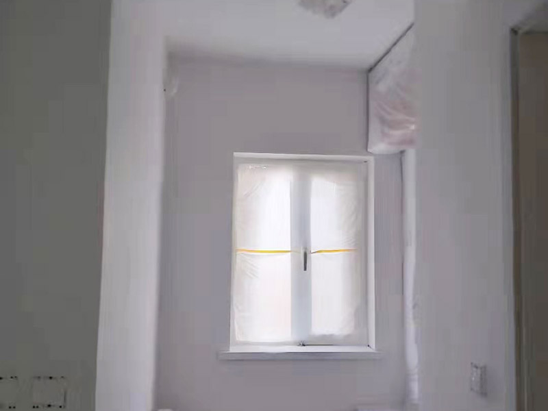 全屋刮大白裝修：刮大白就是在水泥毛糙面上 ，用建筑用的大白粉將墻面刮平刷白，具體步驟首先要基層處理把原有的大白戧掉，查看墻面上有沒(méi)有縫隙，釘子凹槽，銹點(diǎn)。 有縫隙的要填滿石膏，刷墻固墻鏈，之后在房屋頂棚都要滿刮石膏，然后在刮大白，刮大白比較重要，至少要全面的刮兩遍。干后在用打磨砂紙把小包和刮板印道子等磨掉，最后一步就是刷或者噴乳膠漆。