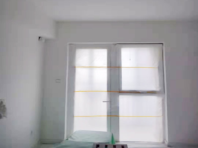 全屋刮大白裝修：刮大白就是在水泥毛糙面上 ，用建筑用的大白粉將墻面刮平刷白，具體步驟首先要基層處理把原有的大白戧掉，查看墻面上有沒(méi)有縫隙，釘子凹槽，銹點(diǎn)。 有縫隙的要填滿石膏，刷墻固墻鏈，之后在房屋頂棚都要滿刮石膏，然后在刮大白，刮大白比較重要，至少要全面的刮兩遍。干后在用打磨砂紙把小包和刮板印道子等磨掉，最后一步就是刷或者噴乳膠漆。