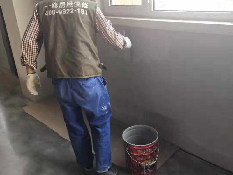 工廠墻裙翻新裝修：在對(duì)工廠墻面翻新時(shí)，必須先清潔以前的墻。如果粉末很嚴(yán)重，必須將其清理干凈。因?yàn)橹暗膲Ρ诳赡芡坑杏推岷腿槟z漆，所以最好在根除后再進(jìn)行涂漆。工廠墻面翻新時(shí)還要進(jìn)行拋光，應(yīng)清理原始?jí)Ρ谏系膱?jiān)固皮膚和浮動(dòng)水槽。如果有一小部分墻壁和裂縫，可以用膩?zhàn)犹畛洹?如果工廠墻面翻新在修復(fù)過(guò)程中不全面，并且涂漆過(guò)程已經(jīng)完成，那將非常麻煩，等到涂漆項(xiàng)目完成，再去修復(fù)，就很難達(dá)到預(yù)期的效果。而且最大的問(wèn)題是色差問(wèn)題，所以在修復(fù)工廠墻面時(shí)一定要小心、全面，不要給以后的項(xiàng)目增加負(fù)擔(dān)。 一般的工廠面積比較大，工廠墻面翻新時(shí)重要是在面漆方面。在上面漆之前，根據(jù)油漆的說(shuō)明比例搭配，準(zhǔn)備足夠的量以確保所有墻面的顏色相同，免得油漆不足，需要重新調(diào)配，這樣很容易造成色差、不均勻。工廠墻面翻新時(shí)，還應(yīng)選擇優(yōu)質(zhì)的涂料滾筒，使油漆質(zhì)地更均勻，更美觀。