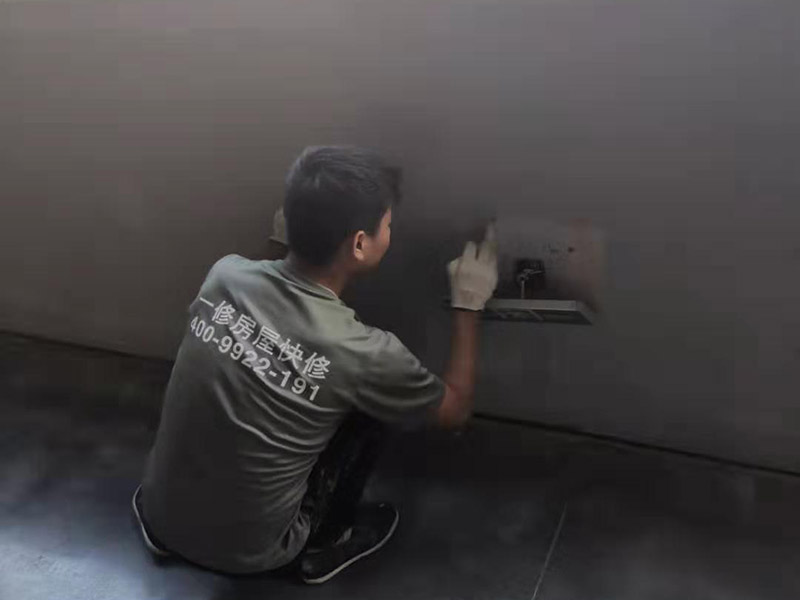 工廠墻裙翻新裝修：在對(duì)工廠墻面翻新時(shí)，必須先清潔以前的墻。如果粉末很嚴(yán)重，必須將其清理干凈。因?yàn)橹暗膲Ρ诳赡芡坑杏推岷腿槟z漆，所以最好在根除后再進(jìn)行涂漆。工廠墻面翻新時(shí)還要進(jìn)行拋光，應(yīng)清理原始?jí)Ρ谏系膱?jiān)固皮膚和浮動(dòng)水槽。如果有一小部分墻壁和裂縫，可以用膩?zhàn)犹畛洹?如果工廠墻面翻新在修復(fù)過(guò)程中不全面，并且涂漆過(guò)程已經(jīng)完成，那將非常麻煩，等到涂漆項(xiàng)目完成，再去修復(fù)，就很難達(dá)到預(yù)期的效果。而且最大的問(wèn)題是色差問(wèn)題，所以在修復(fù)工廠墻面時(shí)一定要小心、全面，不要給以后的項(xiàng)目增加負(fù)擔(dān)。 一般的工廠面積比較大，工廠墻面翻新時(shí)重要是在面漆方面。在上面漆之前，根據(jù)油漆的說(shuō)明比例搭配，準(zhǔn)備足夠的量以確保所有墻面的顏色相同，免得油漆不足，需要重新調(diào)配，這樣很容易造成色差、不均勻。工廠墻面翻新時(shí)，還應(yīng)選擇優(yōu)質(zhì)的涂料滾筒，使油漆質(zhì)地更均勻，更美觀。