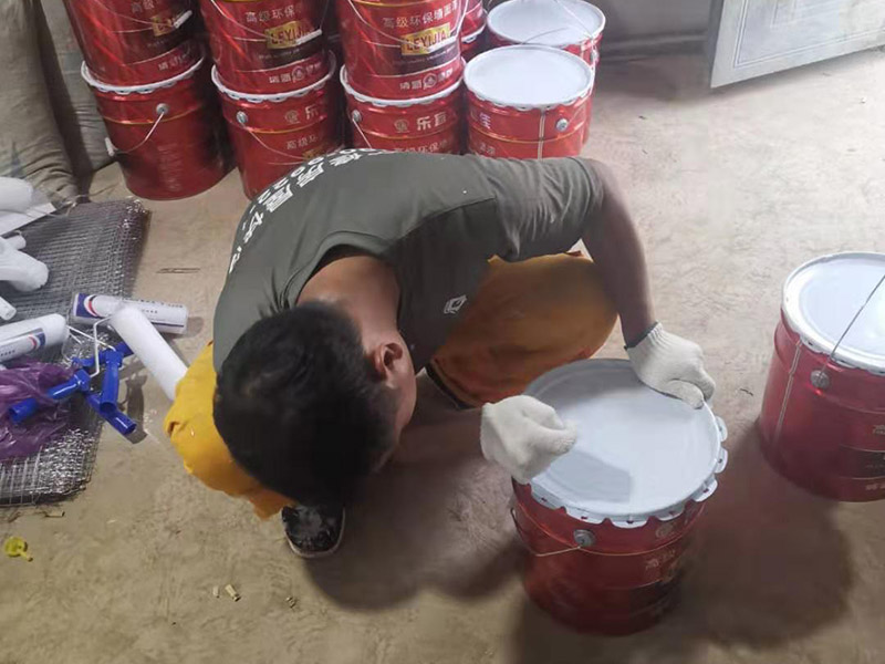 工廠墻裙翻新裝修：在對(duì)工廠墻面翻新時(shí)，必須先清潔以前的墻。如果粉末很嚴(yán)重，必須將其清理干凈。因?yàn)橹暗膲Ρ诳赡芡坑杏推岷腿槟z漆，所以最好在根除后再進(jìn)行涂漆。工廠墻面翻新時(shí)還要進(jìn)行拋光，應(yīng)清理原始?jí)Ρ谏系膱?jiān)固皮膚和浮動(dòng)水槽。如果有一小部分墻壁和裂縫，可以用膩?zhàn)犹畛洹?如果工廠墻面翻新在修復(fù)過(guò)程中不全面，并且涂漆過(guò)程已經(jīng)完成，那將非常麻煩，等到涂漆項(xiàng)目完成，再去修復(fù)，就很難達(dá)到預(yù)期的效果。而且最大的問(wèn)題是色差問(wèn)題，所以在修復(fù)工廠墻面時(shí)一定要小心、全面，不要給以后的項(xiàng)目增加負(fù)擔(dān)。 一般的工廠面積比較大，工廠墻面翻新時(shí)重要是在面漆方面。在上面漆之前，根據(jù)油漆的說(shuō)明比例搭配，準(zhǔn)備足夠的量以確保所有墻面的顏色相同，免得油漆不足，需要重新調(diào)配，這樣很容易造成色差、不均勻。工廠墻面翻新時(shí)，還應(yīng)選擇優(yōu)質(zhì)的涂料滾筒，使油漆質(zhì)地更均勻，更美觀。