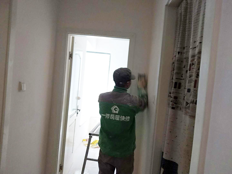 乳膠漆墻面翻新：如果原墻是乳膠漆，且基礎強度較好，經(jīng)簡單打毛修補后可以直接刷漆，但要注意不要破壞原墻漆膜的完整性，也不要用比原墻乳膠漆附著力好太多的乳膠漆，否則容易起皮脫落；如果原墻是刮瓷，則必須產(chǎn)掉重做，其實在這方面只要掌握一個原則，即同等性質(zhì)才能翻新，否則就必須重來。 如果原墻面的漆已經(jīng)不好了的話，再刷上乳膠漆會把以前的乳膠漆泡下來，可以選鮮呼吸SBS強力膠、鮮呼吸卓越型白膠，再刮一遍膩子打磨后再刷乳膠漆。另外，如果經(jīng)濟條件允許，而你對原墻質(zhì)量又不滿意的話，建議最好重做。因為墻面的處理是整個裝修過程中最骯臟的部分，千萬不要圖省事，否則以后會很麻煩。