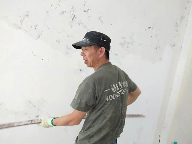 撕墻紙基層翻新：肯定想不到吹風機，它除了可以吹干頭發(fā)以外，還可以通過它散發(fā)出的熱量將墻紙去除，這是因為立體墻貼背面的膠會因為加熱過度而在撕的時候更容易脫膠，當溫度大約到達40度左右，可用手嘗試撕開邊角，如沒發(fā)現(xiàn)脫膠則可以慢慢撕下，針對比較大的款式可以根據(jù)以上辦法逐步去除。 2、如果你家的是PVC材質(zhì)的，也是可以用吹風機來去除的。如果有一小部分膠水殘留的話，是可以擦洗干凈的?；蛘哂脻衩頍岱笥心z的地方，看見膠皮軟化的時候再慢慢撕或擦就可以了。如果你是粘在玻璃上的話，也是可以直接將它撕下來的，或許在撕的過程中會有許多的膠水殘留在玻璃上，不用擔心，對于這些殘留的膠水我們可以用酒精或者清洗劑、汽油等物品進行擦洗，也可用吹風機進行清除。如果你不及時清除的話，膠水留在玻璃上,時間長了，被貼與未被貼地方就可能會出現(xiàn)色差。 3、如果不借助任何工具的話，需要找到它的一個邊角，人盡量的貼近墻面，朝著自己站的方向?qū)⑺p輕的和墻面分離，這樣更容易揭下墻紙。只要你用力平穩(wěn)、力度適中，墻紙就會從慢慢從墻上脫離，如情況有異,則可能它是不可剝離的墻紙。