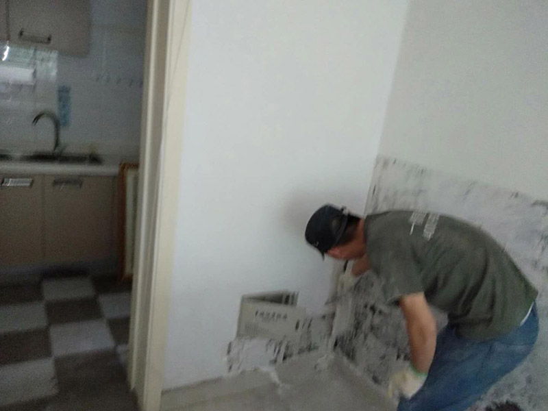 撕墻紙基層翻新：肯定想不到吹風機，它除了可以吹干頭發(fā)以外，還可以通過它散發(fā)出的熱量將墻紙去除，這是因為立體墻貼背面的膠會因為加熱過度而在撕的時候更容易脫膠，當溫度大約到達40度左右，可用手嘗試撕開邊角，如沒發(fā)現(xiàn)脫膠則可以慢慢撕下，針對比較大的款式可以根據(jù)以上辦法逐步去除。 2、如果你家的是PVC材質(zhì)的，也是可以用吹風機來去除的。如果有一小部分膠水殘留的話，是可以擦洗干凈的。或者用濕毛巾熱敷有膠的地方，看見膠皮軟化的時候再慢慢撕或擦就可以了。如果你是粘在玻璃上的話，也是可以直接將它撕下來的，或許在撕的過程中會有許多的膠水殘留在玻璃上，不用擔心，對于這些殘留的膠水我們可以用酒精或者清洗劑、汽油等物品進行擦洗，也可用吹風機進行清除。如果你不及時清除的話，膠水留在玻璃上,時間長了，被貼與未被貼地方就可能會出現(xiàn)色差。 3、如果不借助任何工具的話，需要找到它的一個邊角，人盡量的貼近墻面，朝著自己站的方向?qū)⑺p輕的和墻面分離，這樣更容易揭下墻紙。只要你用力平穩(wěn)、力度適中，墻紙就會從慢慢從墻上脫離，如情況有異,則可能它是不可剝離的墻紙。