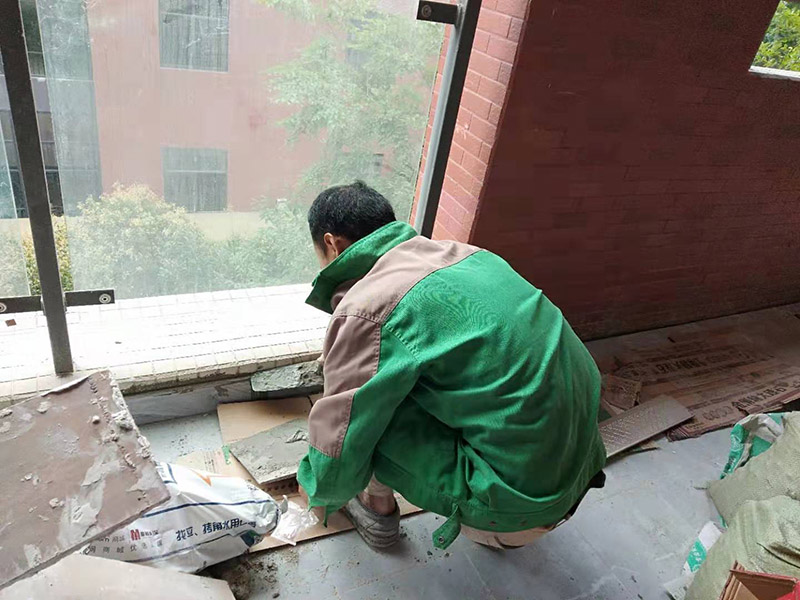 踢腳線安裝：首先需要購買好與地面相匹配的地腳線，一般情況，選擇地腳線的顏色應該與鋪設的地板相似，這樣看起來會更美觀。接著將墻面進行處理，對于不平整的墻面應該車平，還需要講墻面的灰塵處理干凈，在平整無凹凸的墻面上進行施工，同時也需要對踢腳線的位置進行測量。測量出安裝踢腳線的長度之后，根據(jù)墻面的長度，切割同樣長度的踢腳線。把踢腳線安裝在墻面上，需要對墻面進行鉆孔，鉆孔結(jié)束后可以使用地板釘將其固定在墻面上。最后基本可以結(jié)束了，安裝完畢之后，可以用濕布對踢腳線位置進行擦洗，進行衛(wèi)生清理后就可結(jié)束了。