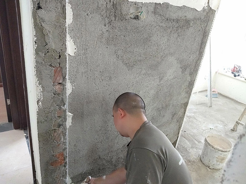 墻面掛網(wǎng)刮石膏找平：膩?zhàn)拥呐鷫^(guò)程有批、刮、碾等，批墻時(shí)各位只要注意兩點(diǎn)就可以了。一是批墻一次不要批的太厚，而是應(yīng)該一層一層很細(xì)膩的往上批。這樣批出的墻面不易起殼、脫落。二是要平整，其實(shí)這也是批墻的主要目的之一。檢查批墻效果最好是在晚上，用日光燈，或者是白色的節(jié)能燈，對(duì)著墻面照，檢查是否平整，不平的地方再手動(dòng)打磨。批墻的手勢(shì)也有很多種這是直線(xiàn)的刮法。墻面的處理程序是先刷膠水一遍，批膩?zhàn)佣饺榇蚰?，然后找平。之后是刷油漆，刷配套底漆一遍，面漆二遍。墻面處理大體完成。